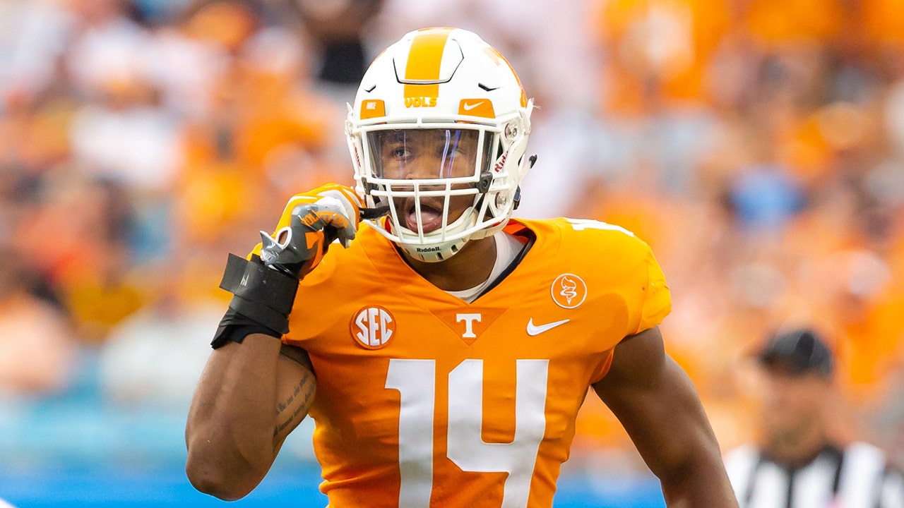 Tennessee Coach Sends Player To Locker Room For Refusing To Enter Game 