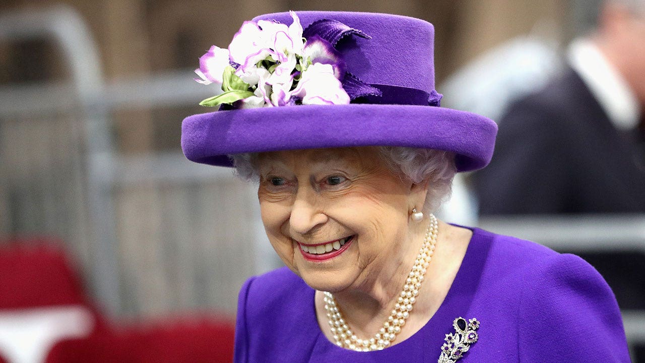Queen Elizabeth ‘frustrated’ by Prince Charles, closer to Prince André: expert