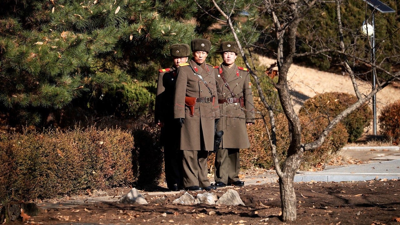Los soldados norcoreanos miran para girar hacia el sur junto a donde un norcoreano desertó a través de la frontera el 13 de noviembre, en la aldea de tregua de Panmunjom dentro de la Zona Desmilitarizada, Corea del Sur, el 27 de noviembre de 2017. REUTERS/Kim Hong-ji IMÁGENES TPX DEL DÍA - RC1879318990
