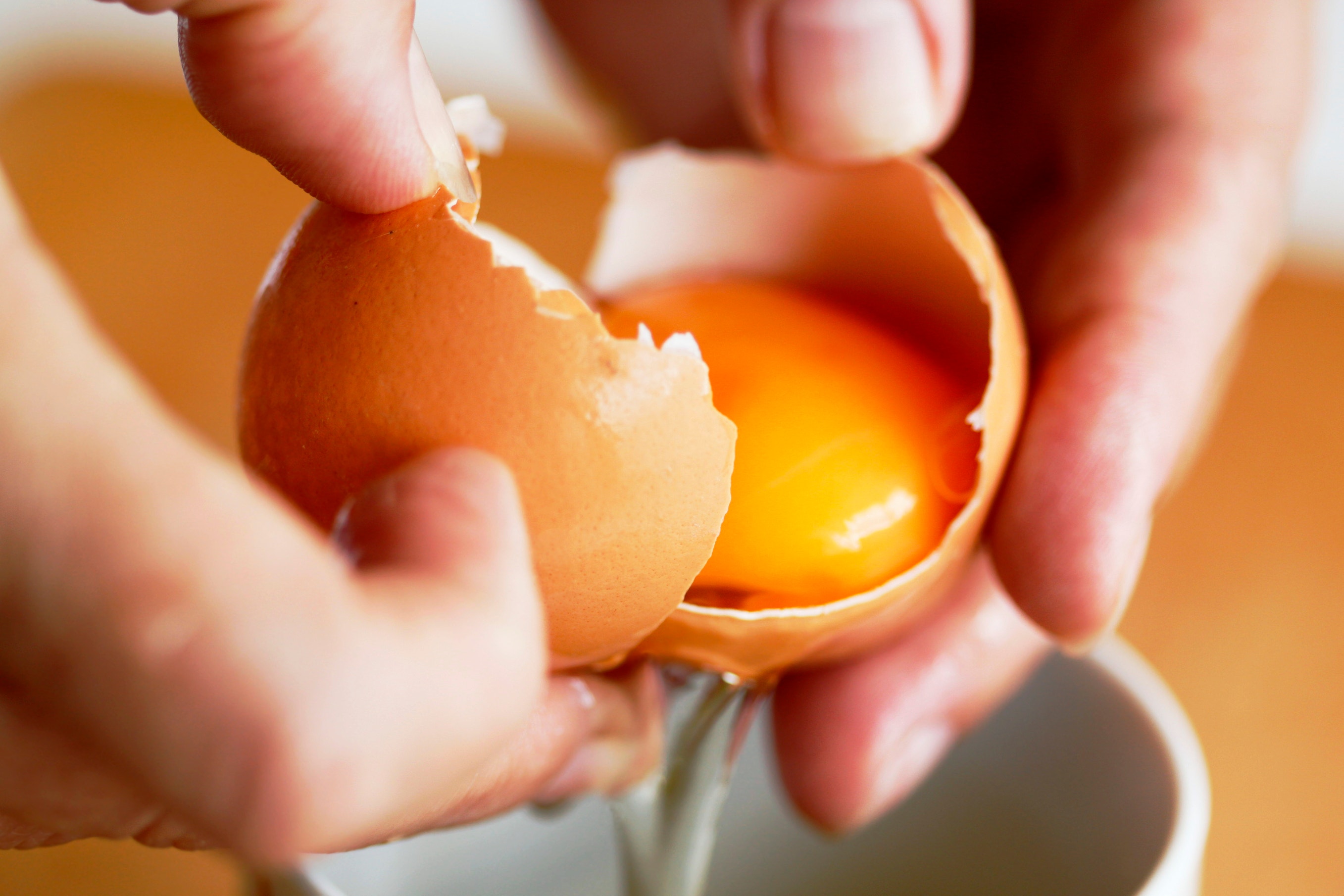 Маска с яичным желтком. Желток куриного яйца. Разбитое яйцо. Разбитое куриное яйцо. Сырое яйцо.