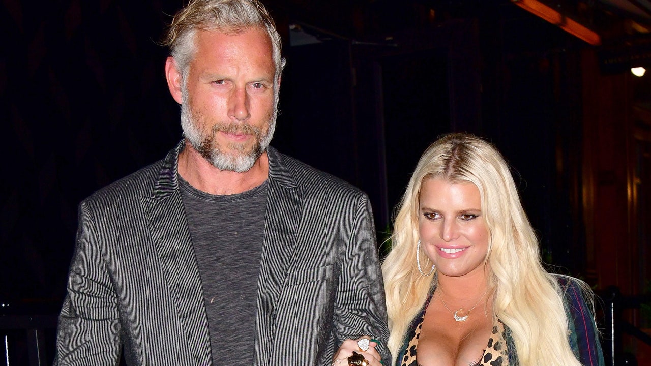 Jessica Simpson debuts new baby bump after revealing she's expecting her  third child