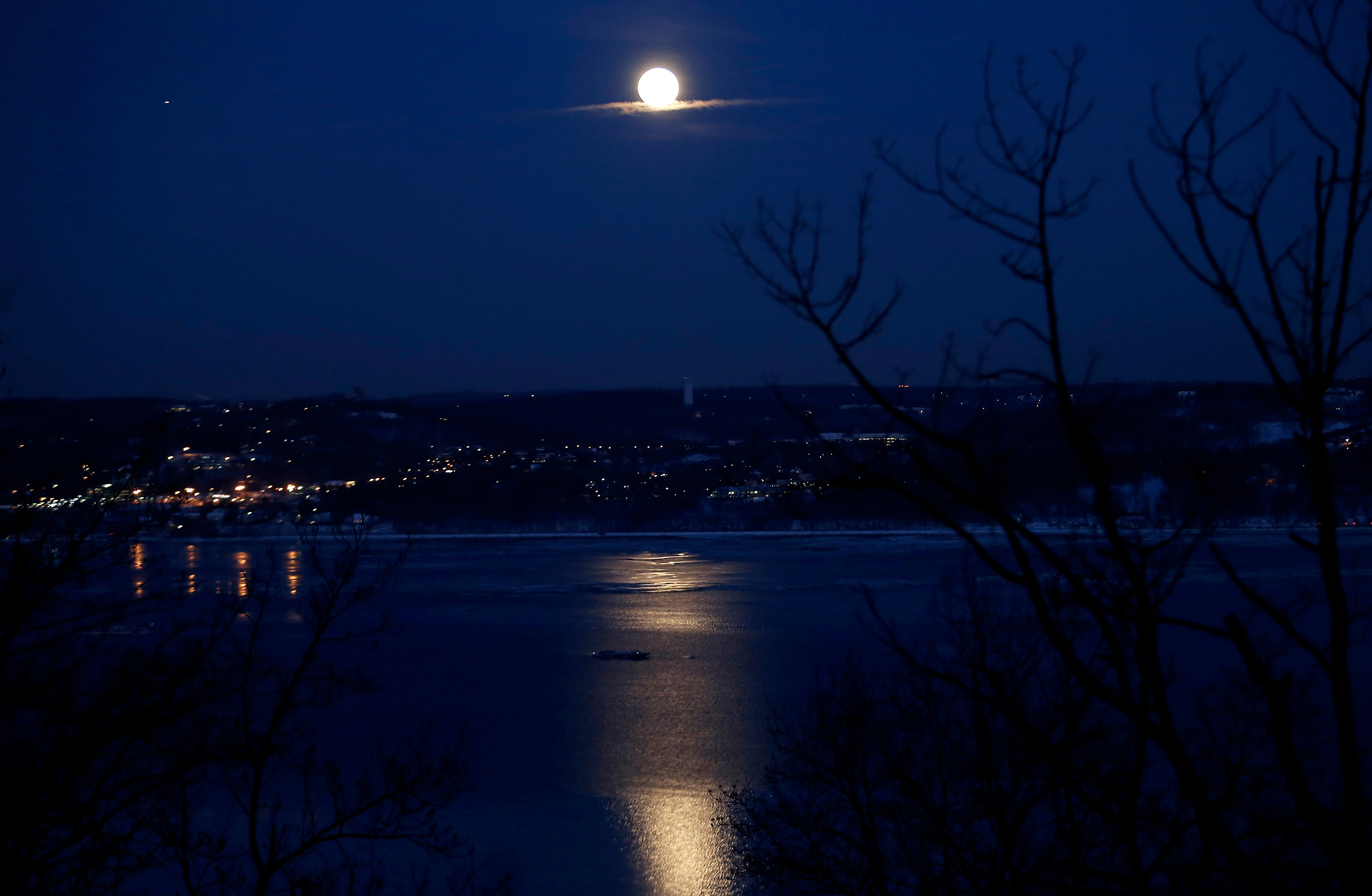Сегодняшний вечер был. Ночь Луна. Луна над городом. Апрельская ночь. Ночь над городом.