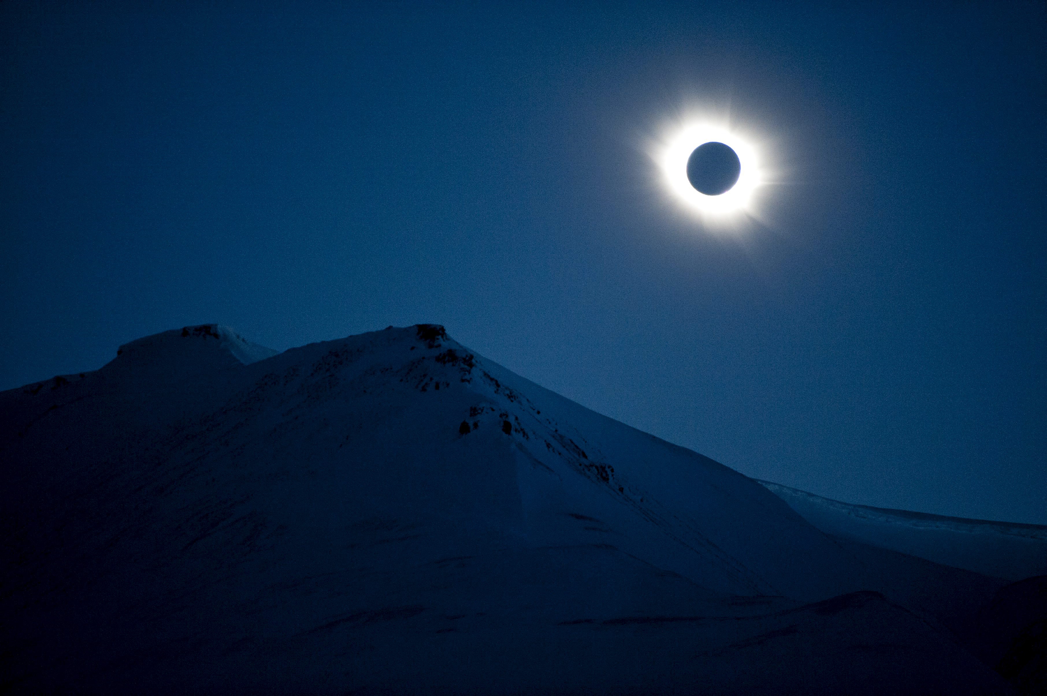 Земное затмение. Солнечное затмение затмение. Полное солнечниезатмение. Solar Eclipse. Солнечное затмение фото.