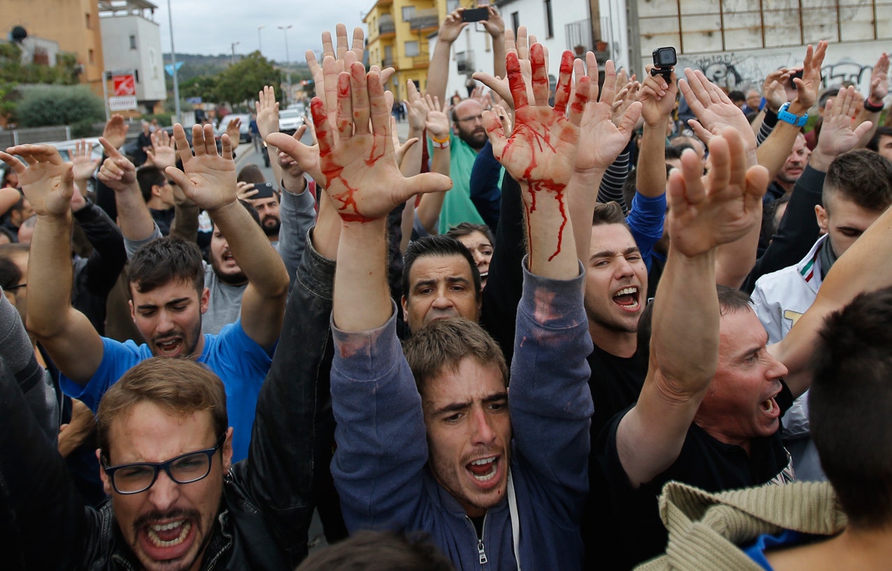 Spain riot police smash way into Catalan voting center, more than 800