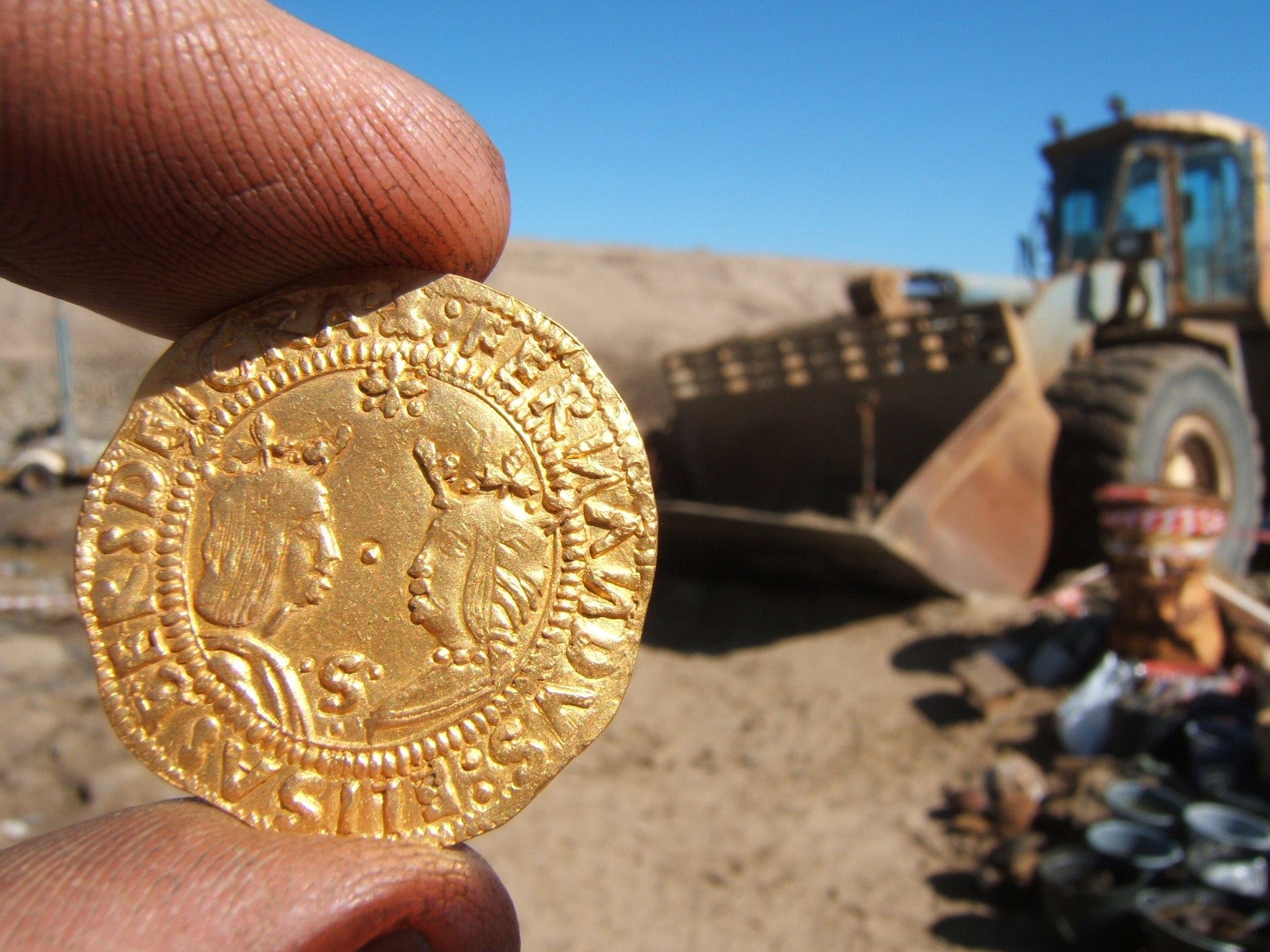 Найден корабль с золотом. Находка "золота Бактрии". Клад золотых монет. Монеты с раскопок. Находки кладов золота.