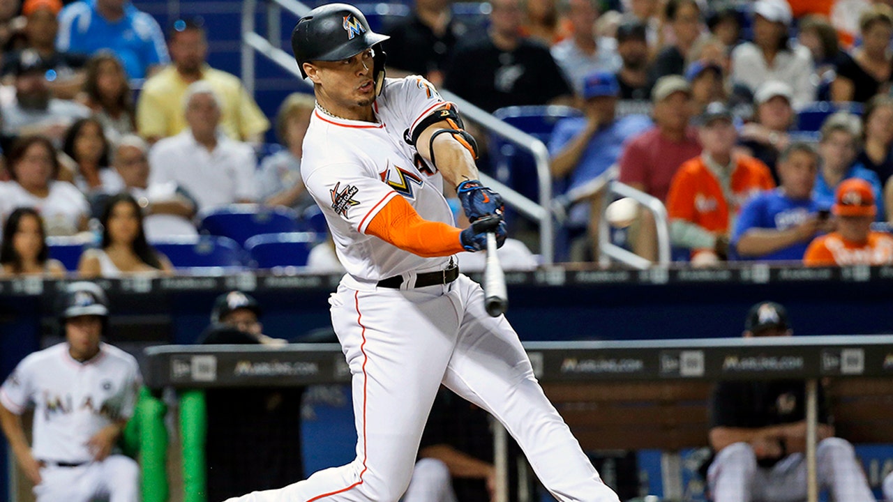 Yankees officially acquire Giancarlo Stanton