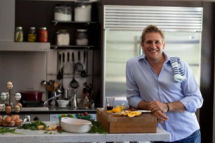 Chef Curtis Stone saat berkeliling dunia, memberi makan bayinya yang baru lahir dan memakan cacing