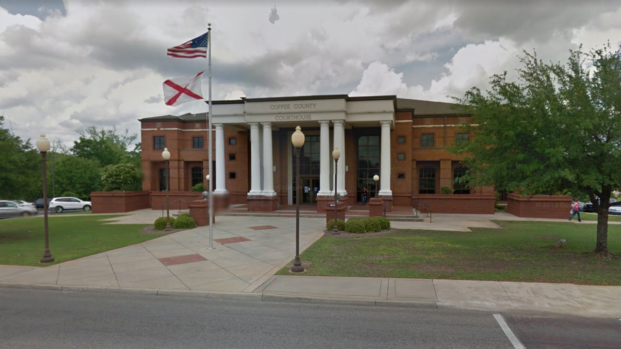 Tennessee courthouse shooting 2 deputies injured after inmate grabs