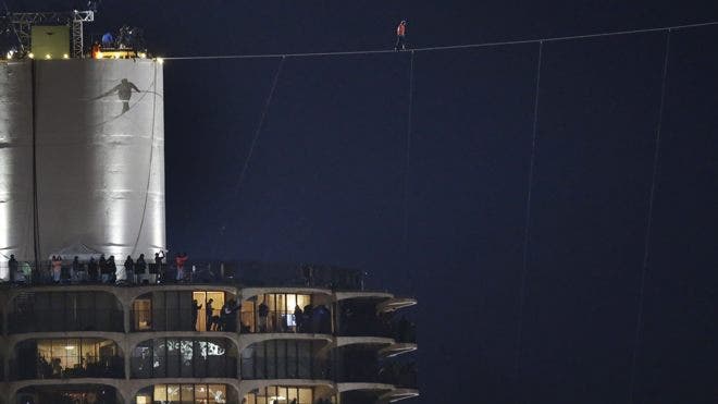 Daredevil Wallenda berhasil menyelesaikan 2 perjalanan di atas tali gedung pencakar langit Chicago