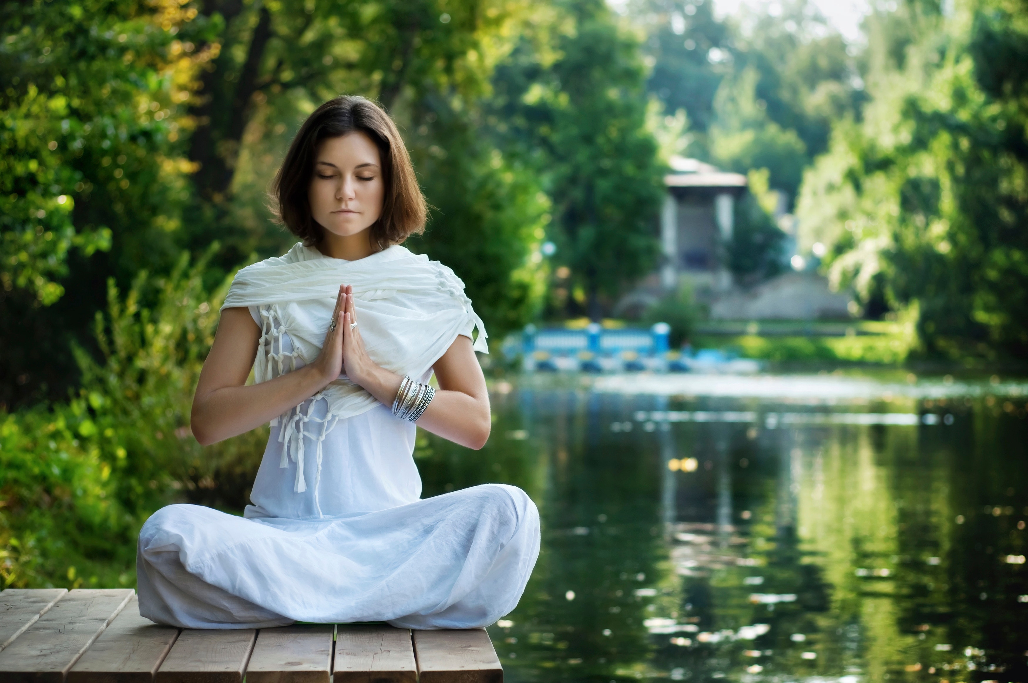 Спокойные девушки картинки. Девушка медитирует. Медитация. Женщина медитация. Спокойствие и умиротворение.