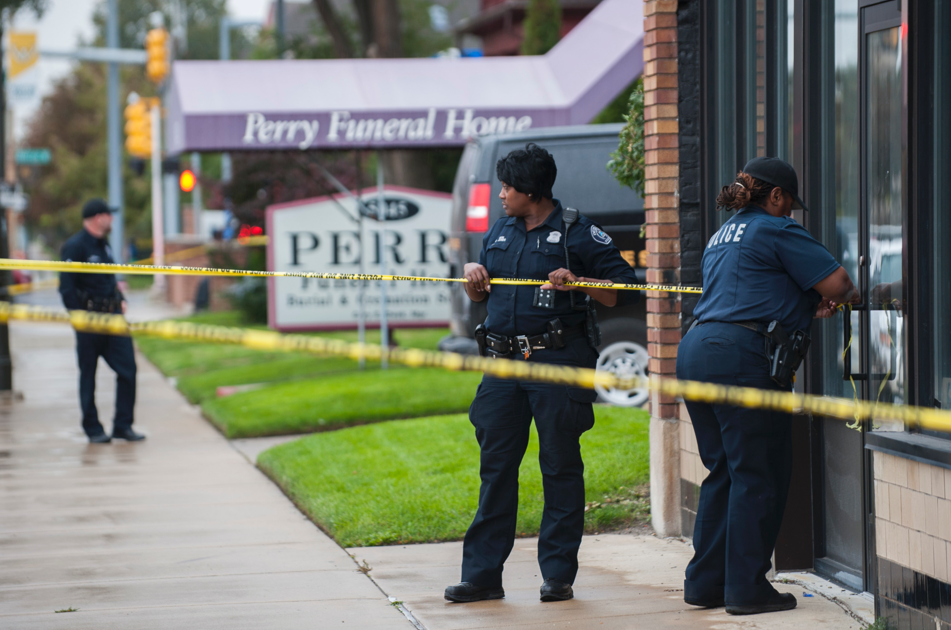 Find police. Босс полиции Детройт. Перри рейд. Detroit Police Crime Lab.