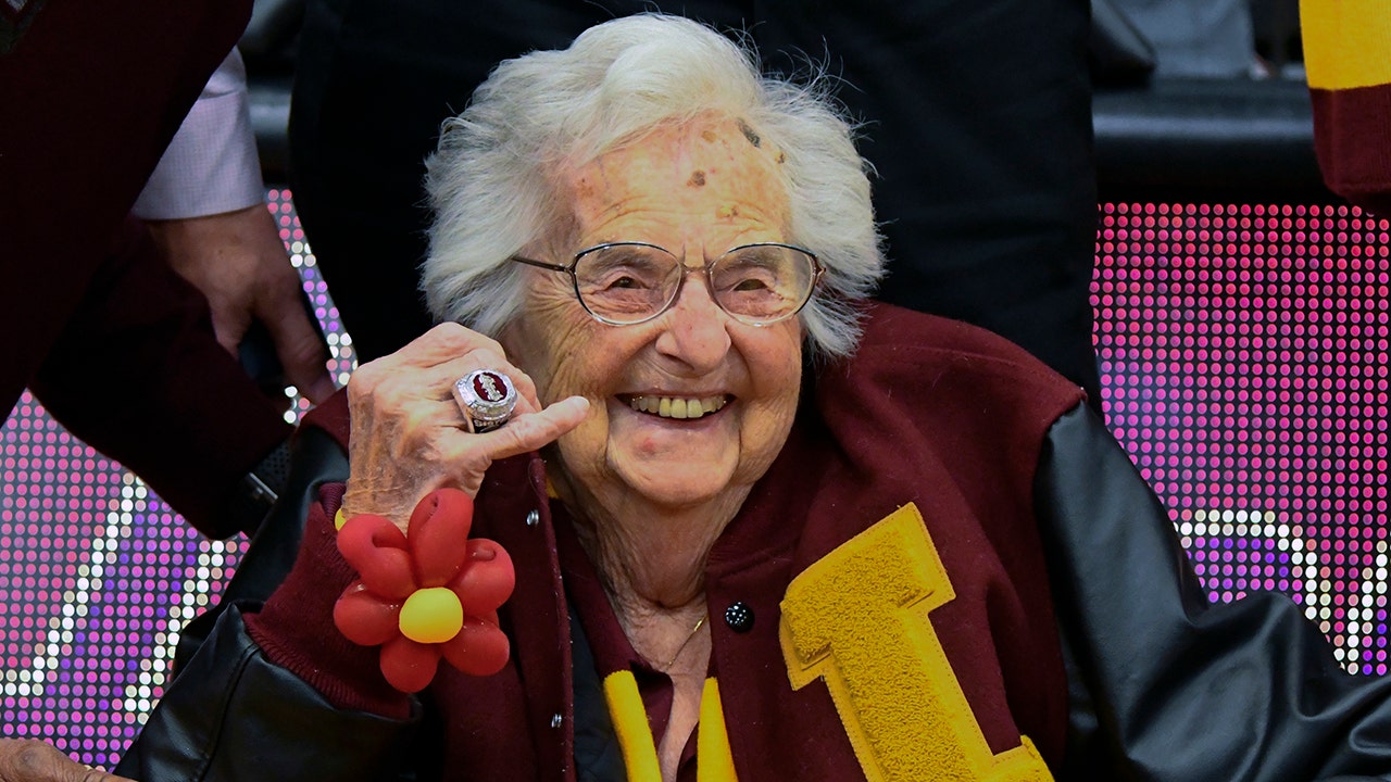 Loyola Chicagos Sister Jean 99 Gets Her Own Final Four Ring After Teams Miracle Run Fox News