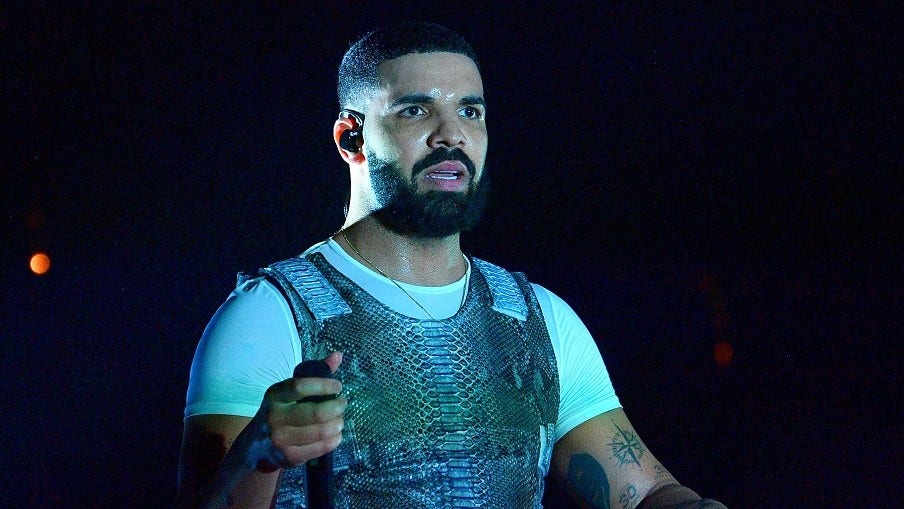 Drake slammed for kissing 17-year-old girl onstage in resurfaced video ...