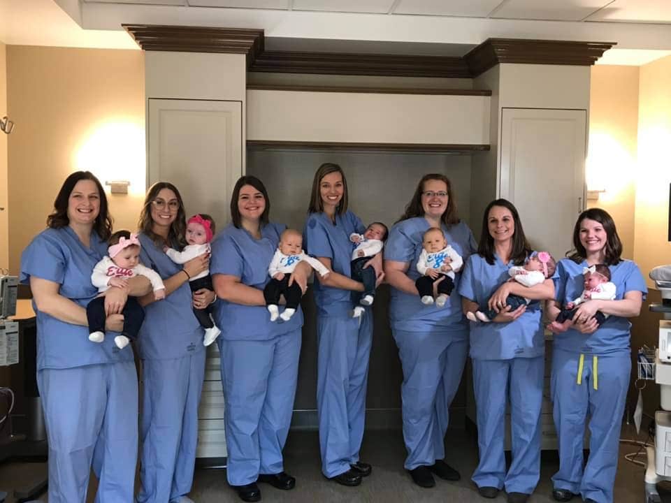 Nurses From Illinois Hospital Who Were Pregnant At The Same Time Take Photo With Newborns 8945