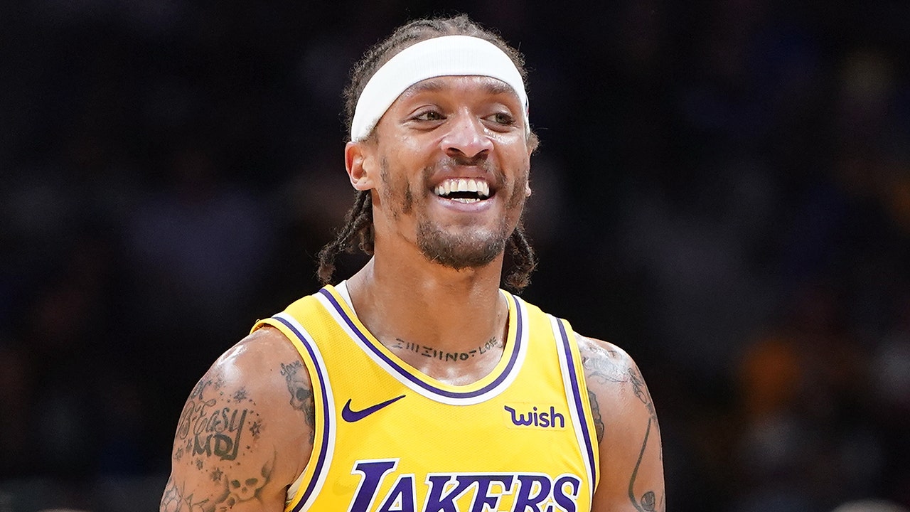 Michael Beasley checks into Lakers game wearing practice shorts, promptly  sent to locker room