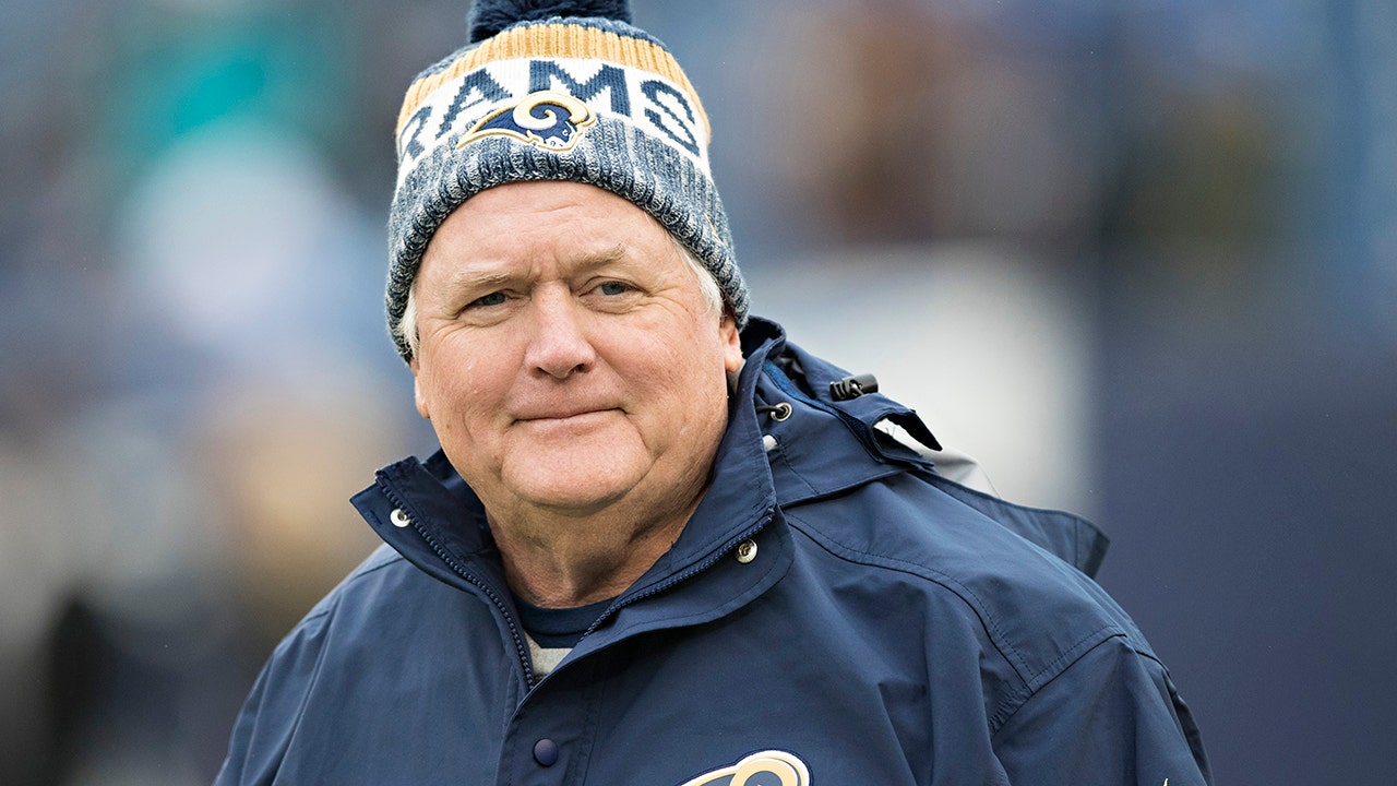 Los Angeles Rams' Wade Phillips wears fur coat to Super Bowl to pay tribute  to late father