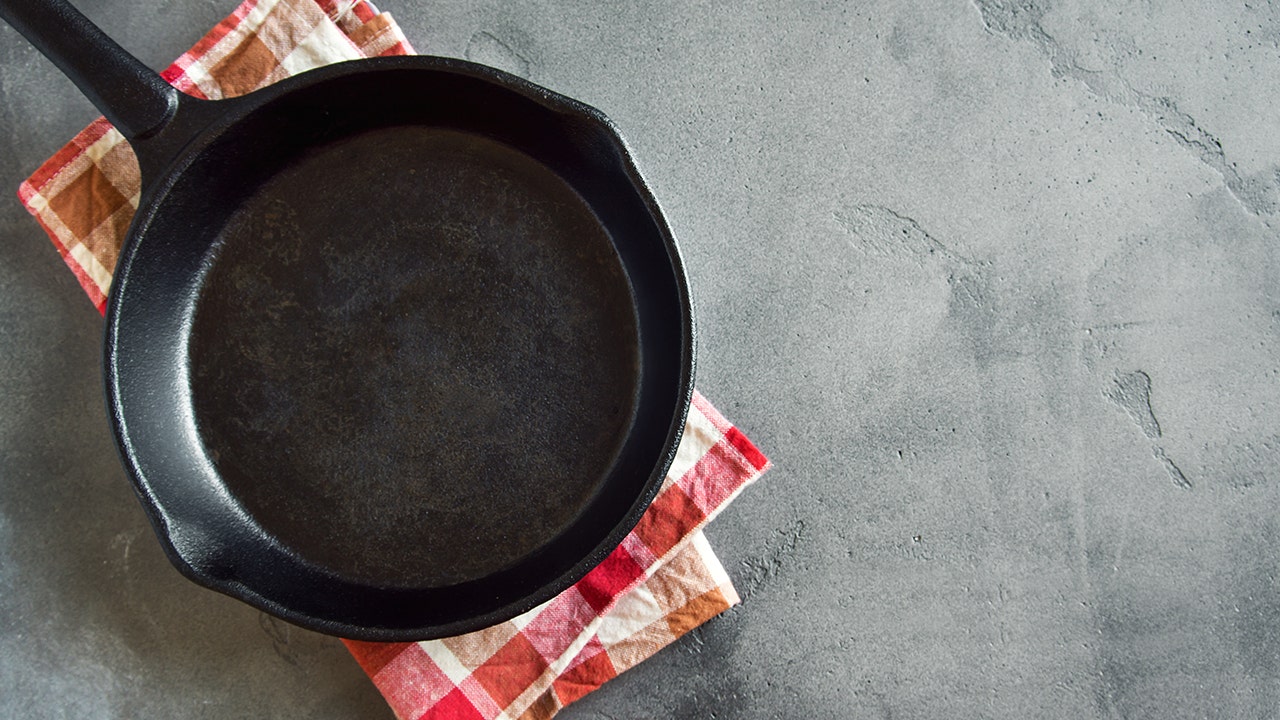 What Not To Cook In Cast Iron (& 4 Other Essential Cast-Iron Pan