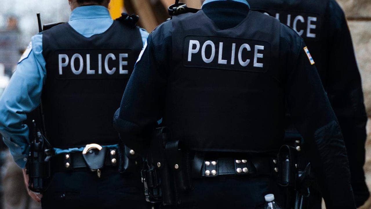 Texas police officer prays for homeless woman