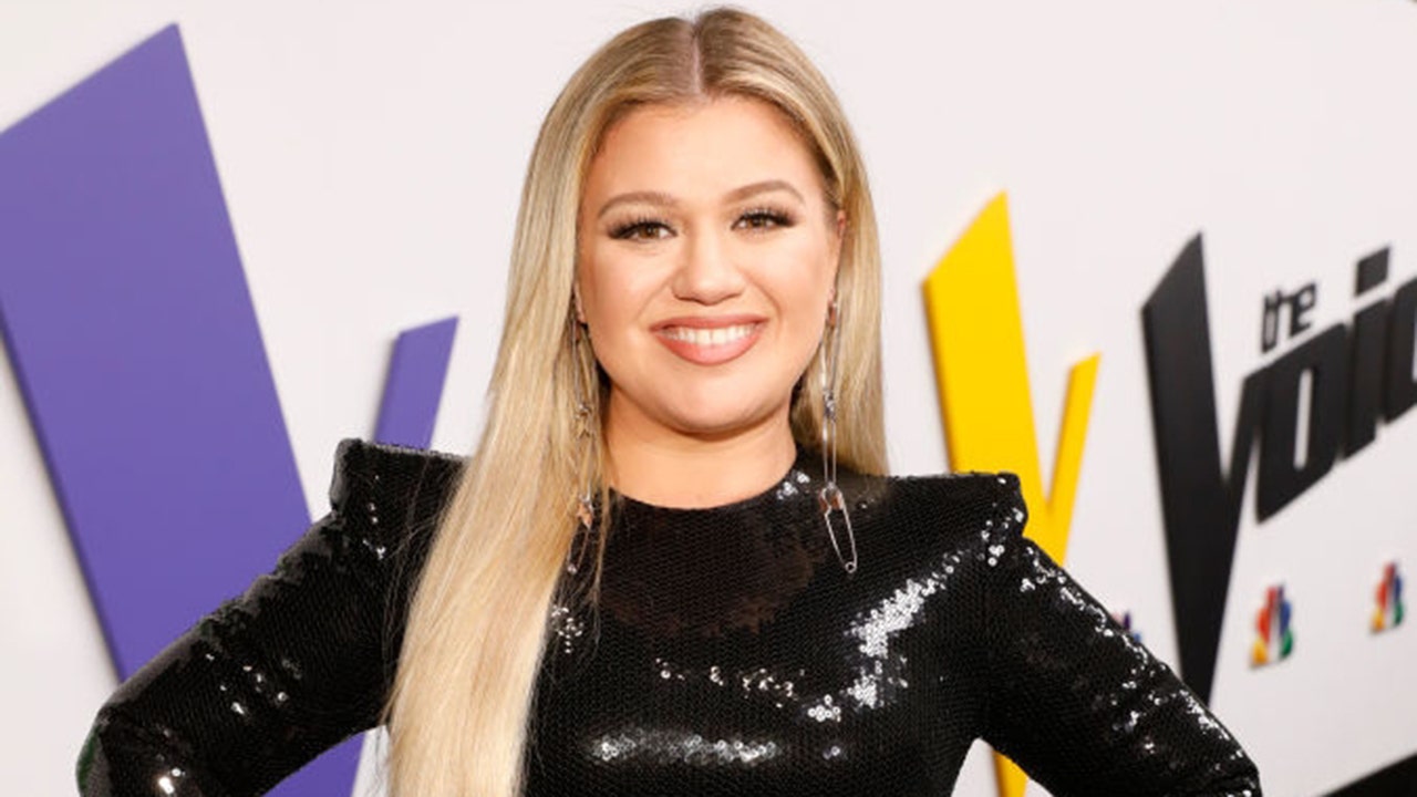 Kelly Clarkson cancels an ex in new Christmas tune 'Christmas Isn’t Canceled (Just You)'