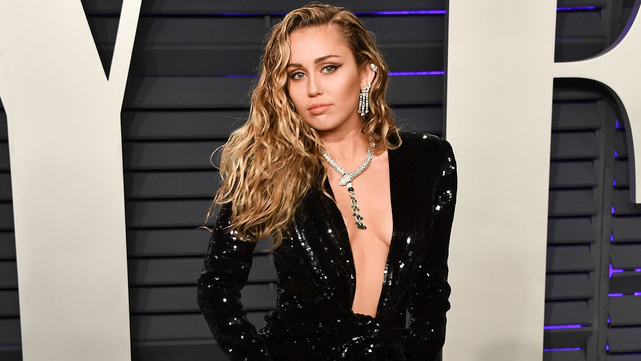 Miley Cyrus poses on dad Billy Ray's truck in NSFW shirt, heels: Donâ€™t know which heâ€™ll 'be more pissed about' - Fox News