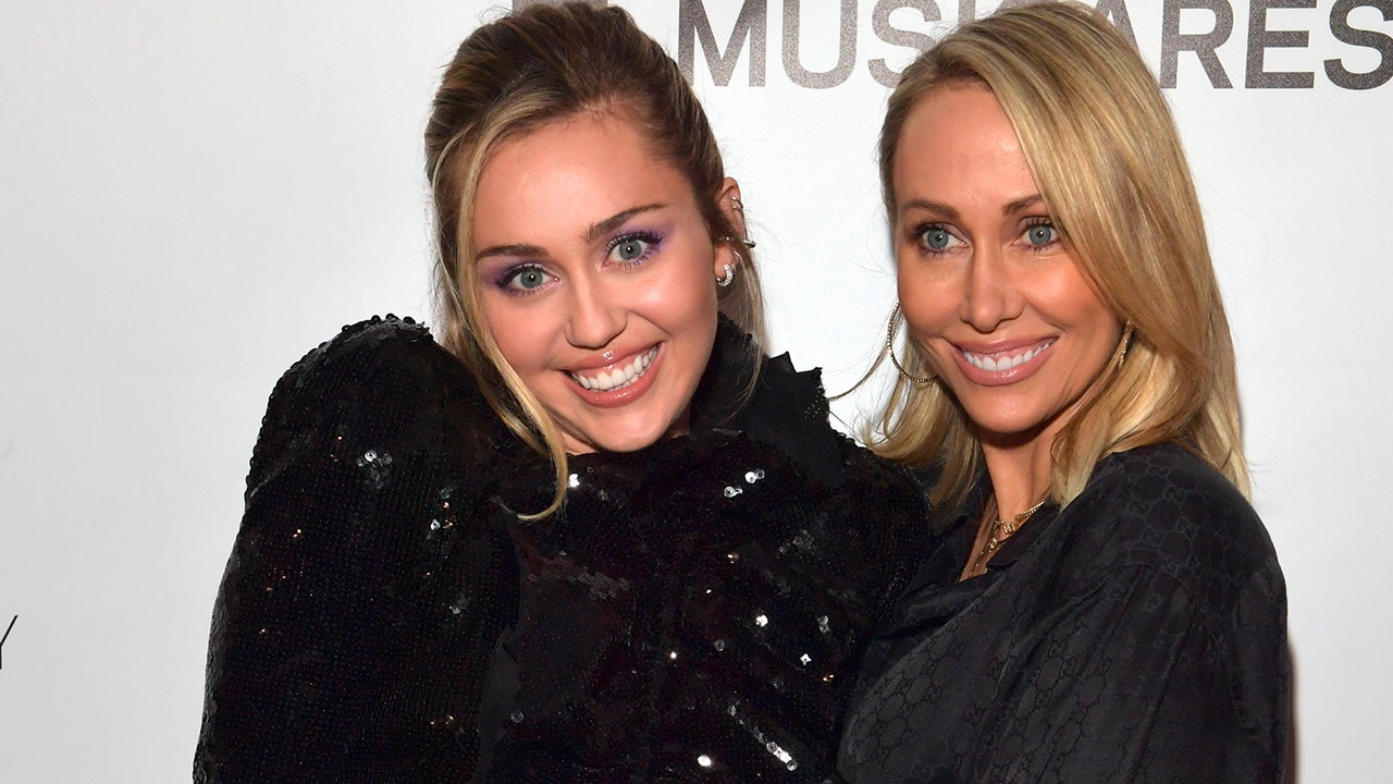 Miley Cyrus Mom Sparks White Privilege Debate After Posing With A Very 6236