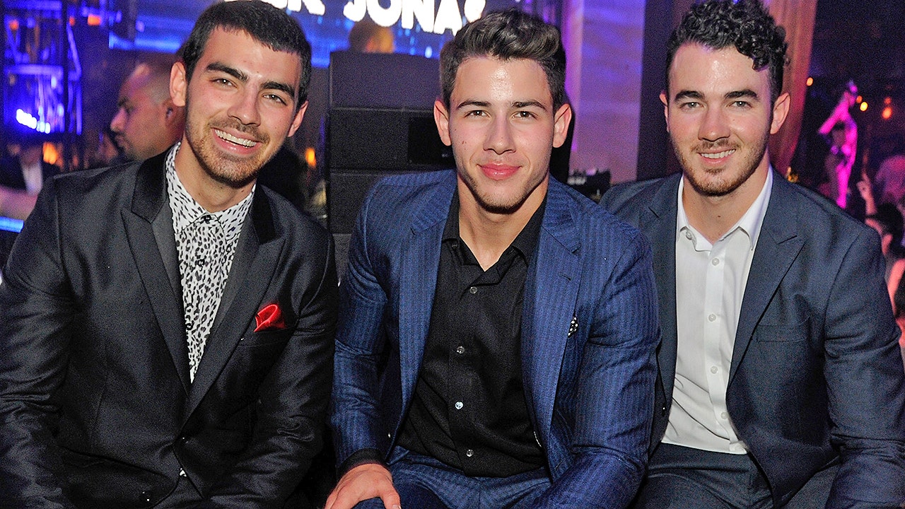 Jonas Brothers Joe Jonas Nick Jonas Kevin Jonas Display 