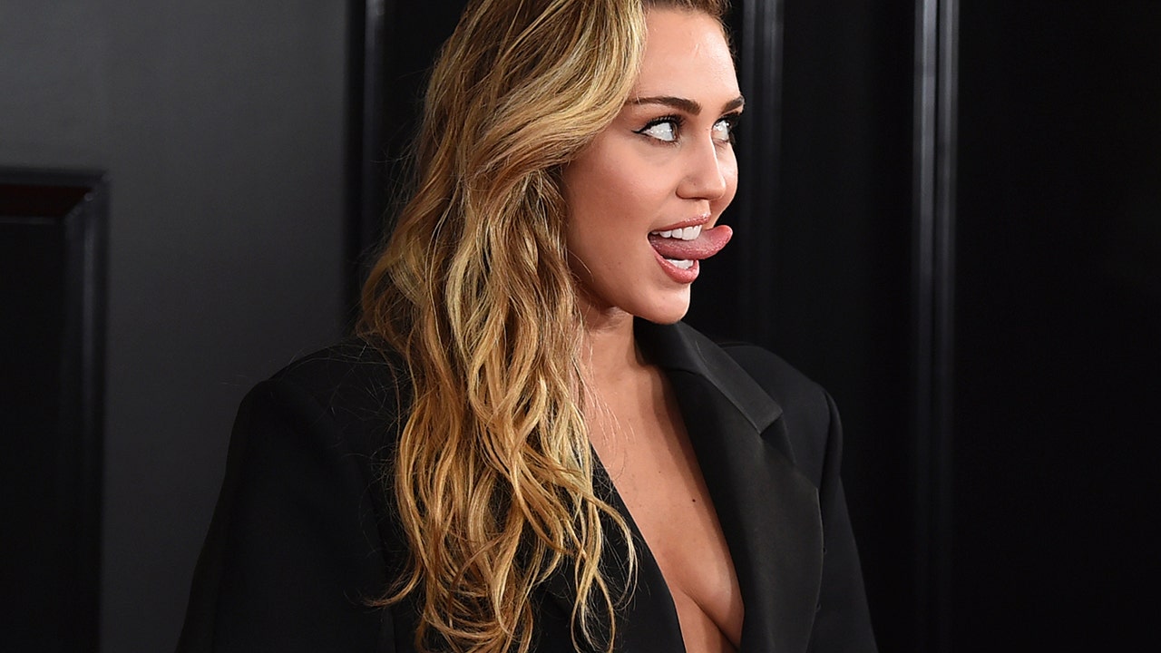 Miley Cyrus Risks Wardrobe Malfunction Multiple Times At Grammys Fox News 7171