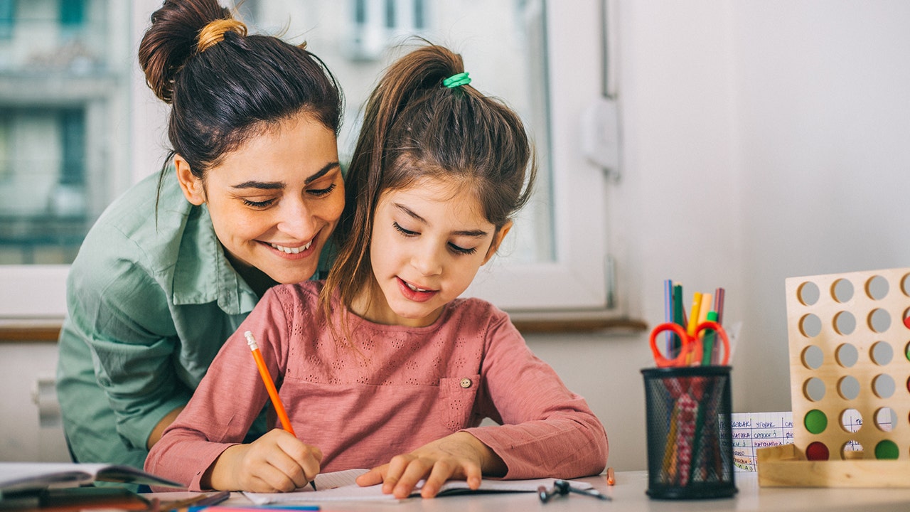 She studies. Child study at the Home. Teaching Kids. Parents teaching children to learn. Про мама скул.