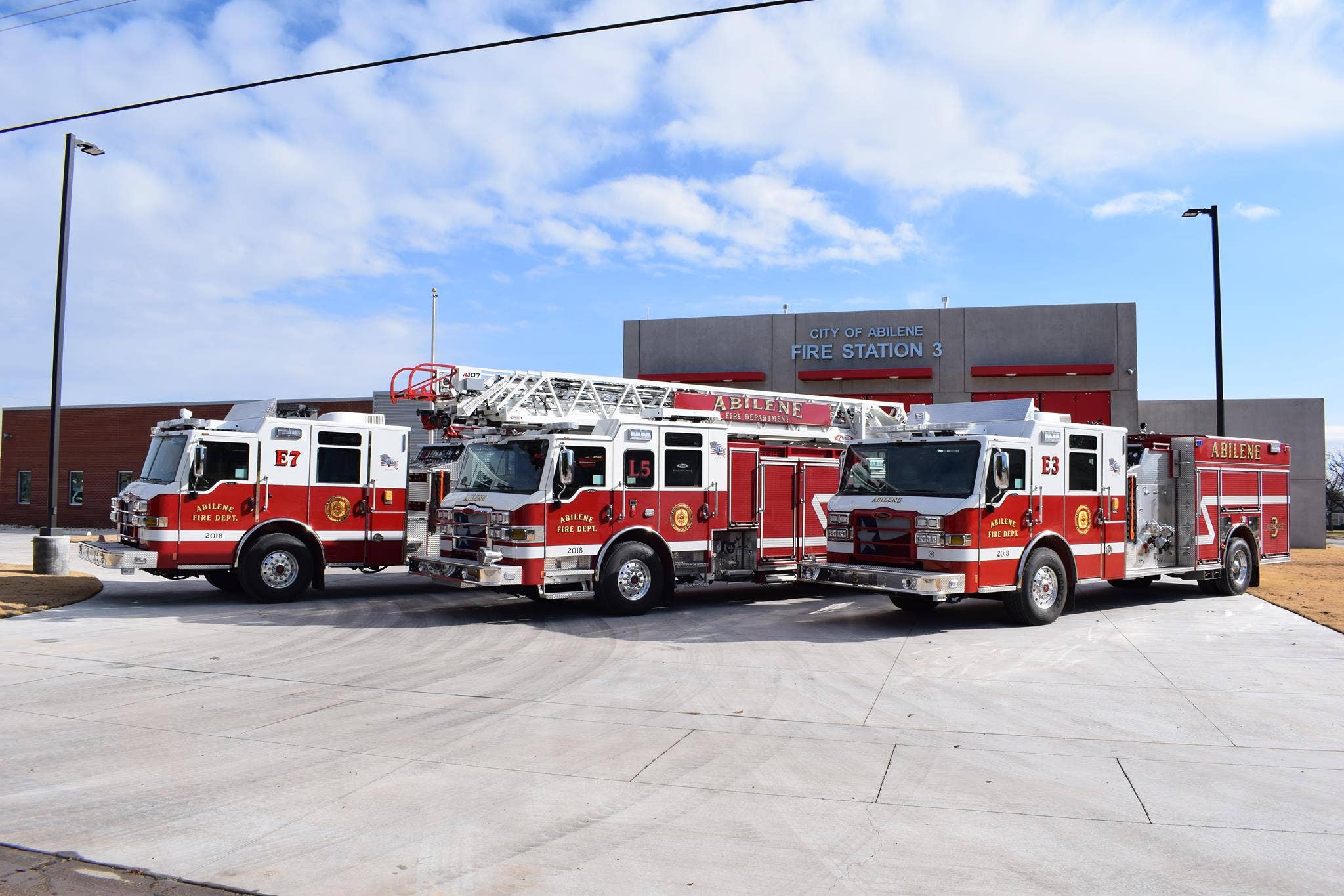 Texas firefighters help returning military dad surprise his young son