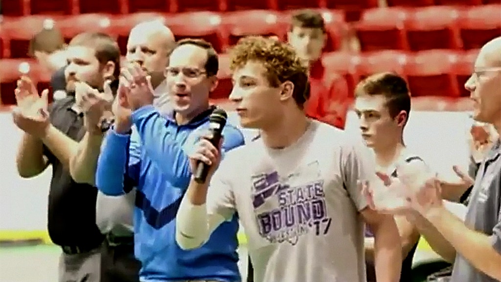 High school wrestler Isaac Bryant's incredible National Anthem ...