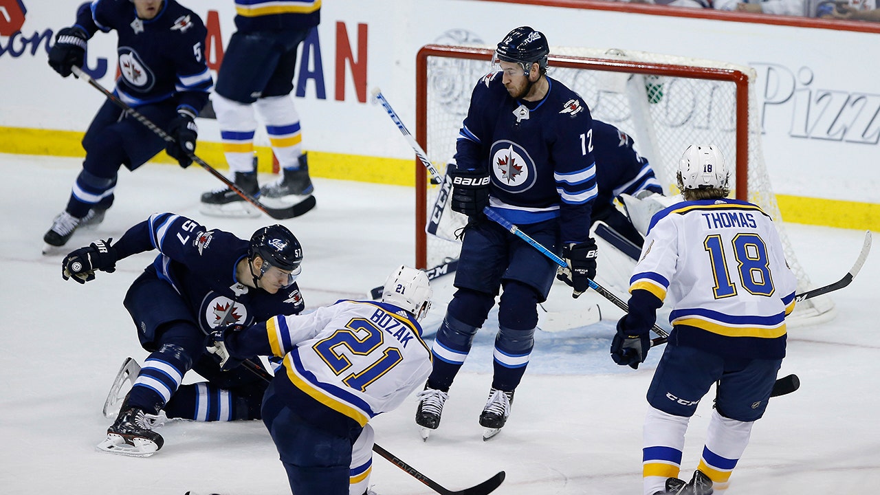 Bozak's late goal lifts Blues over Jets 2-1 in Game 1