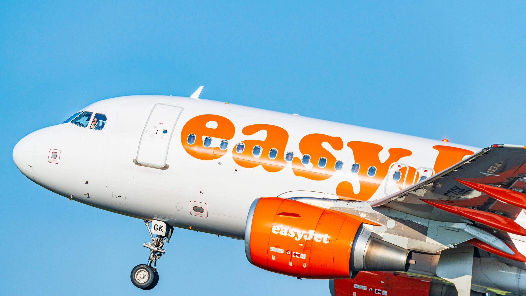 Screams, panic when Easyjet passenger tries to open door midflight