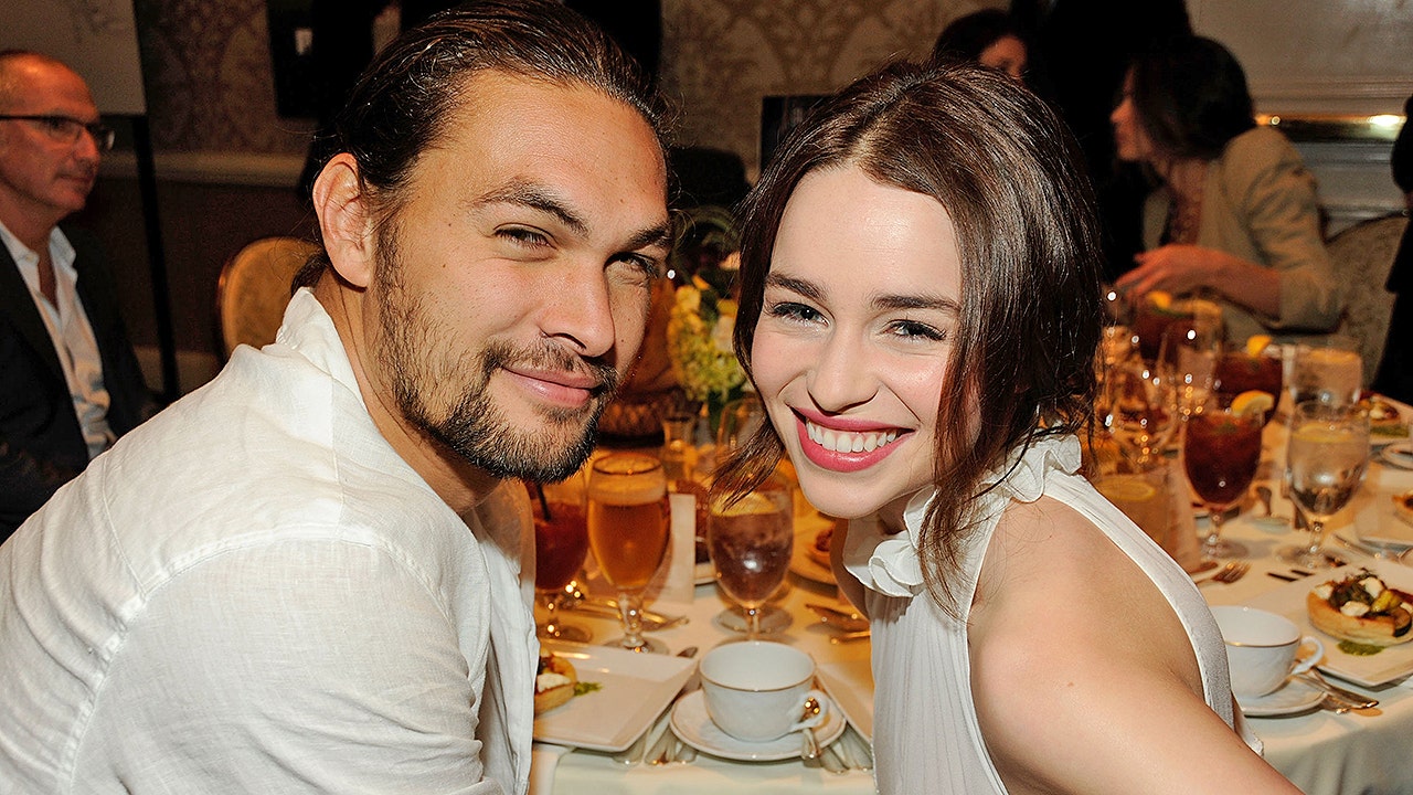 Jason Momoa와 Emilia Clarke는 ‘Game of Thrones’를 만났습니다. ‘그는 여전히 Khaleesi에서 벤치 프레스를 할 수 있습니다’