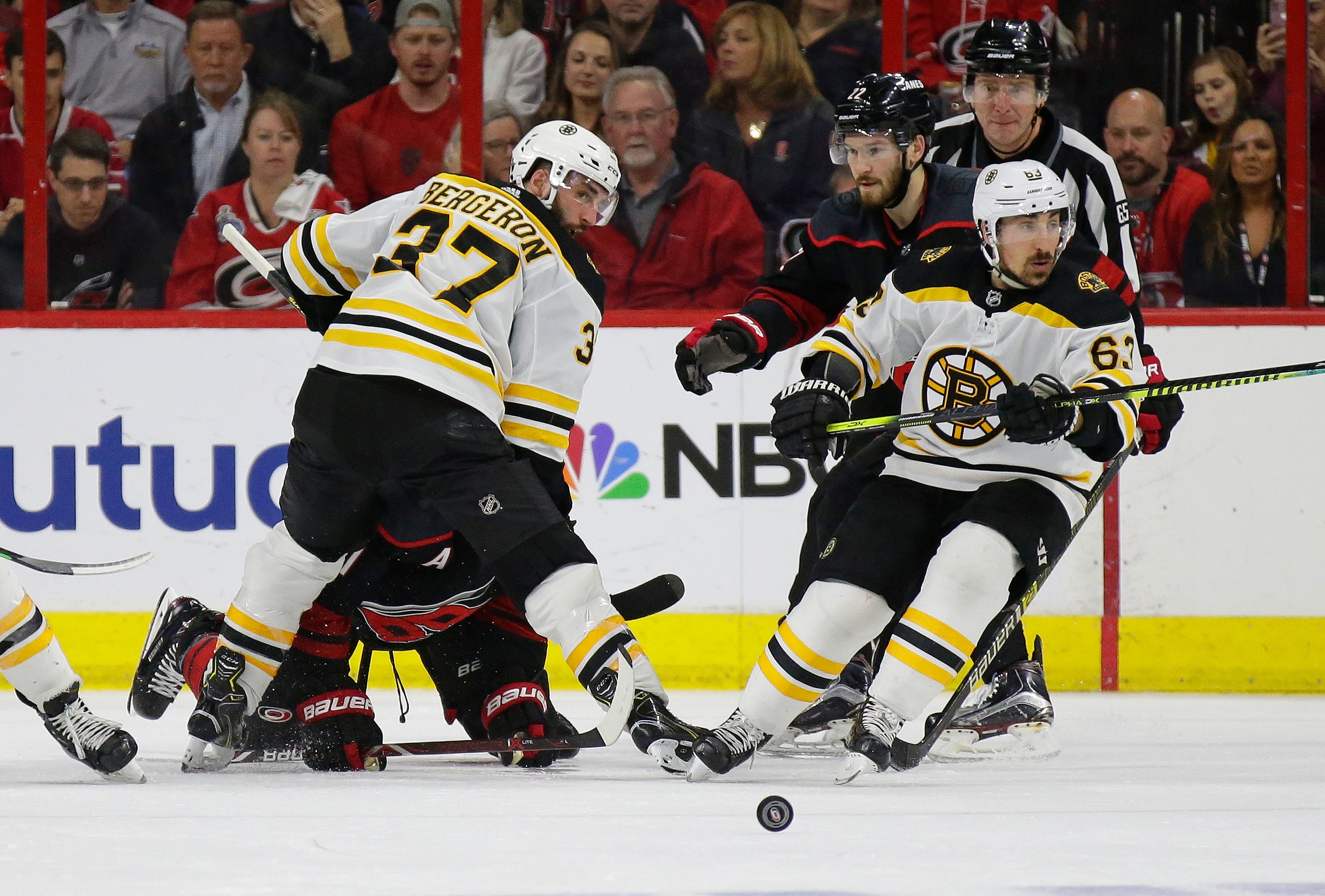 Bruins beat Hurricanes 2-1, take 3-0 series lead