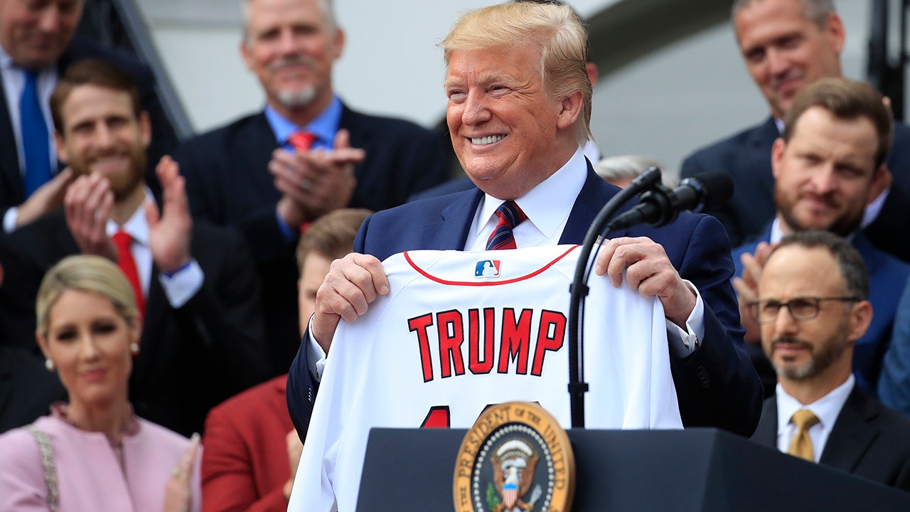 MLB umpire apologizes for threatening tweet over Trump impeachment inquiry  - ABC News