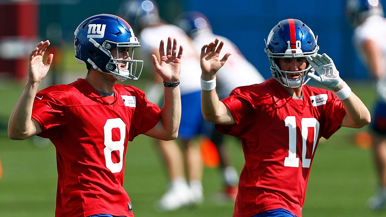 Giants QB Eli Manning, suddenly chatty, lets teammates hear it  New york  giants football, New york giants, Ny giants football