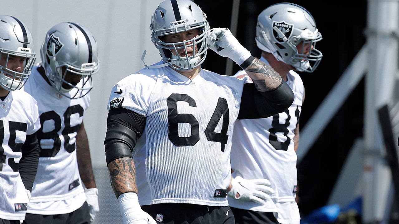 Oakland Raiders' Richie Incognito seen pushing opponent's head