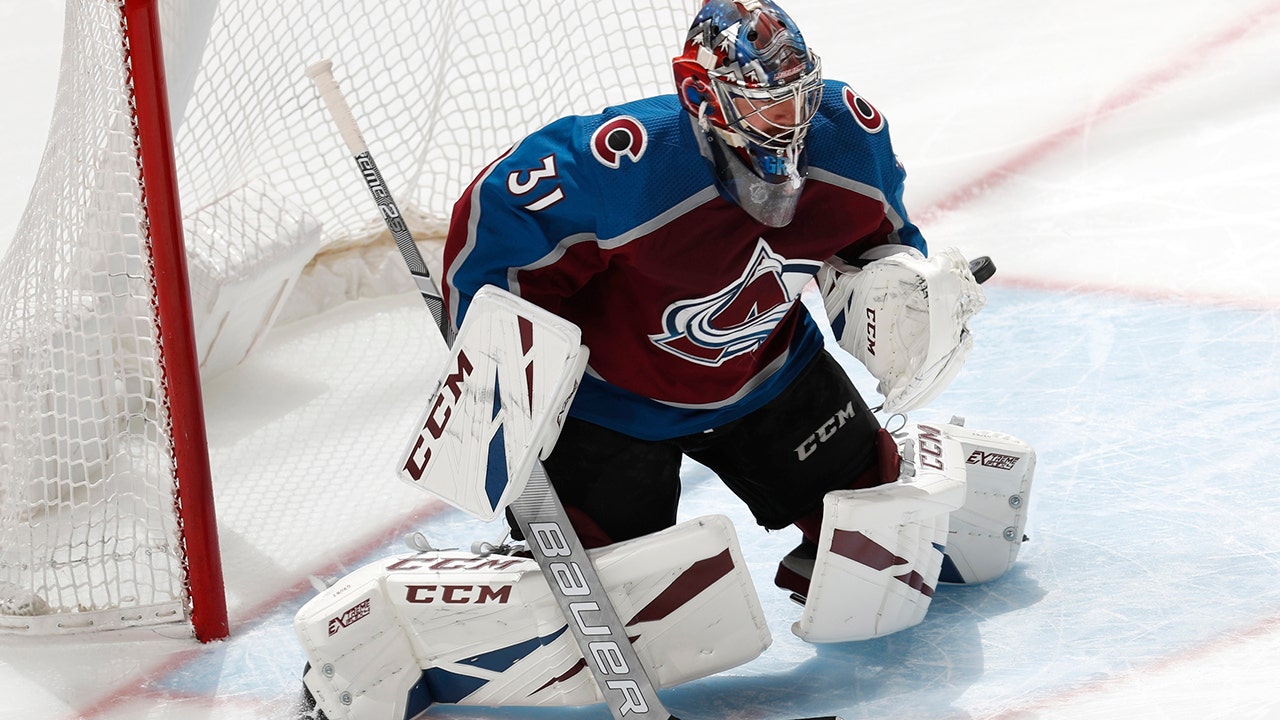 MacKinnon, Avs beat Sharks 3-0 in Game 4 to even series