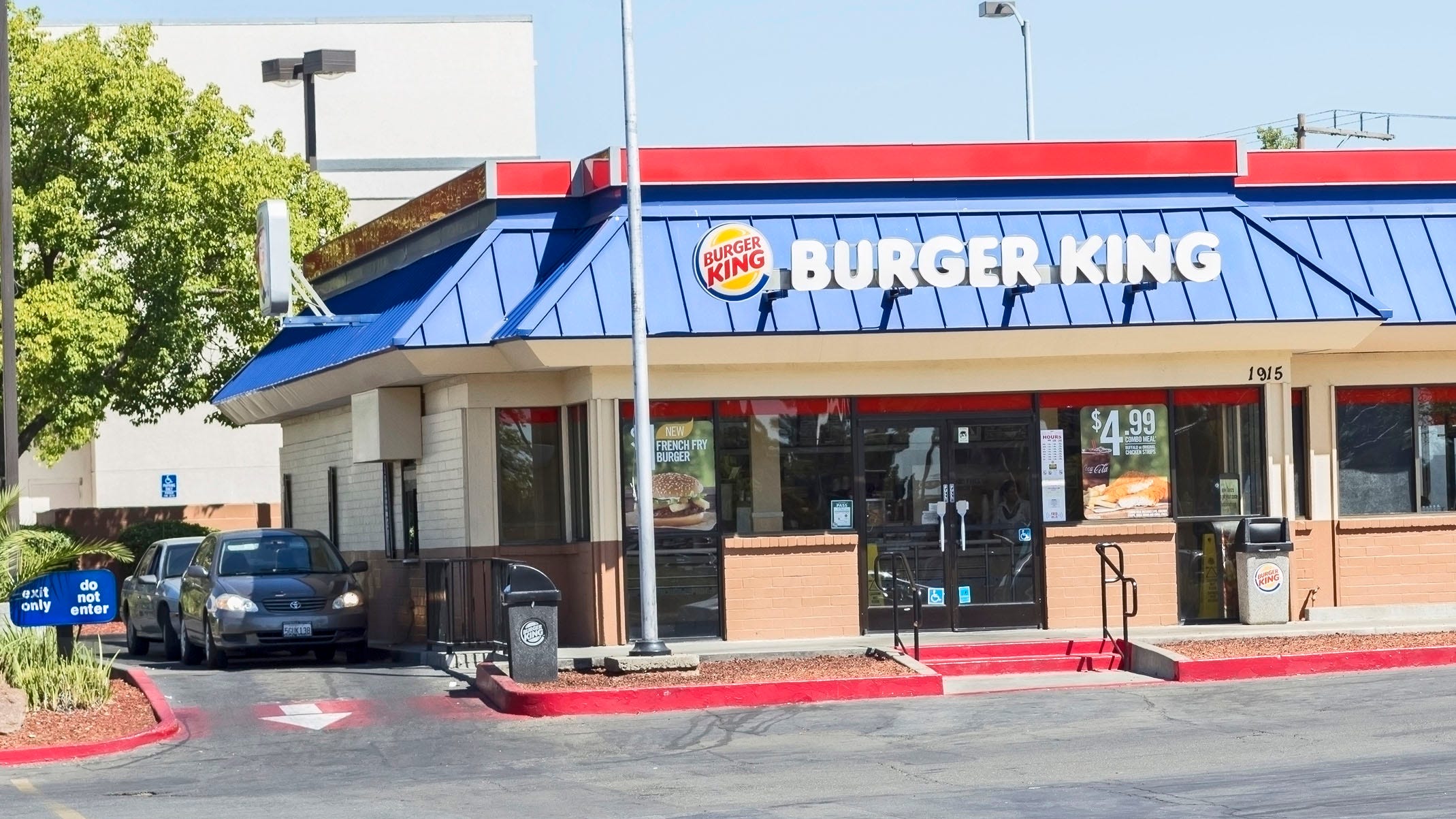 FOX NEWS: Burger King customer pulls up to drive-thru window, see employees brawling inside store