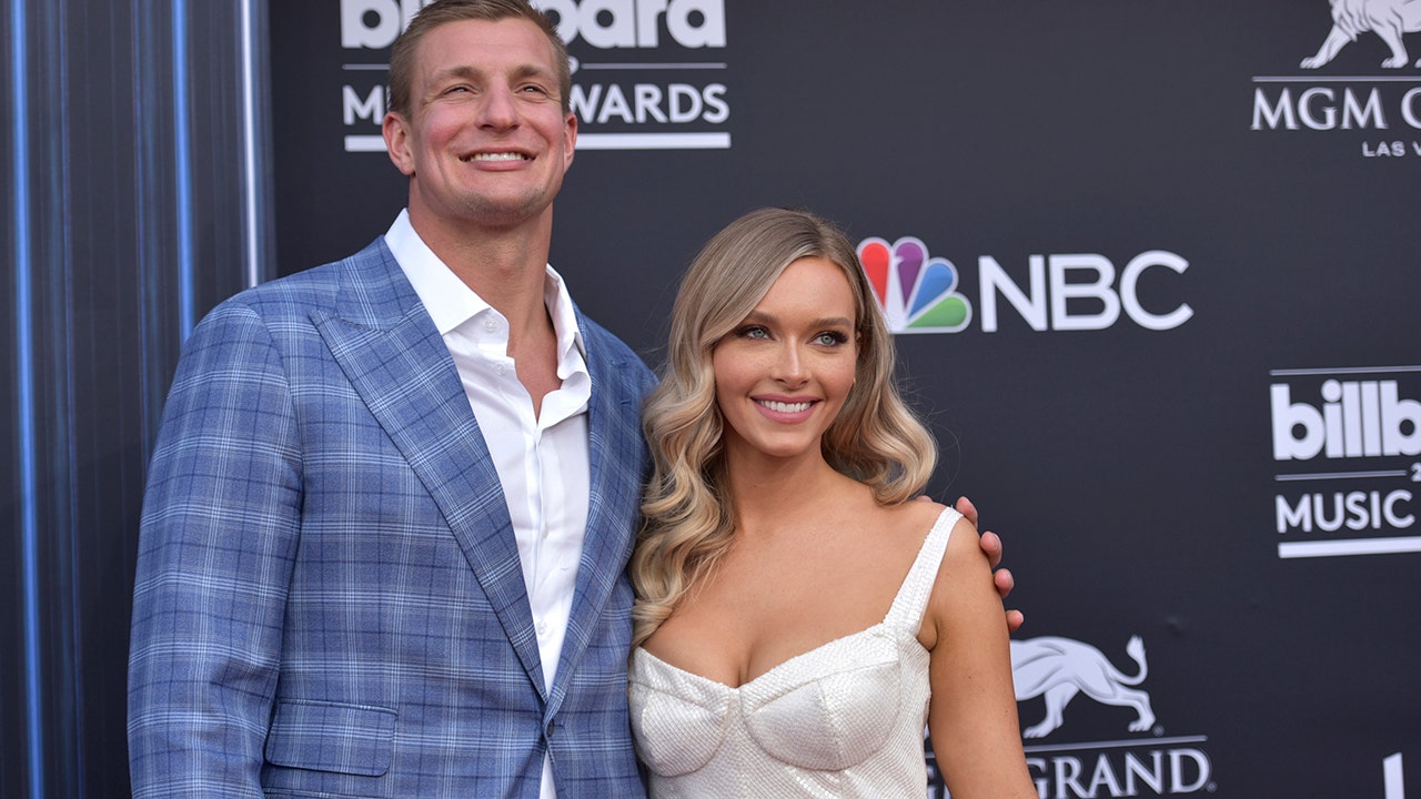 Rob Gronkowski's Girlfriend is a Former NFL Cheerleader & Swimsuit Model -  FanBuzz