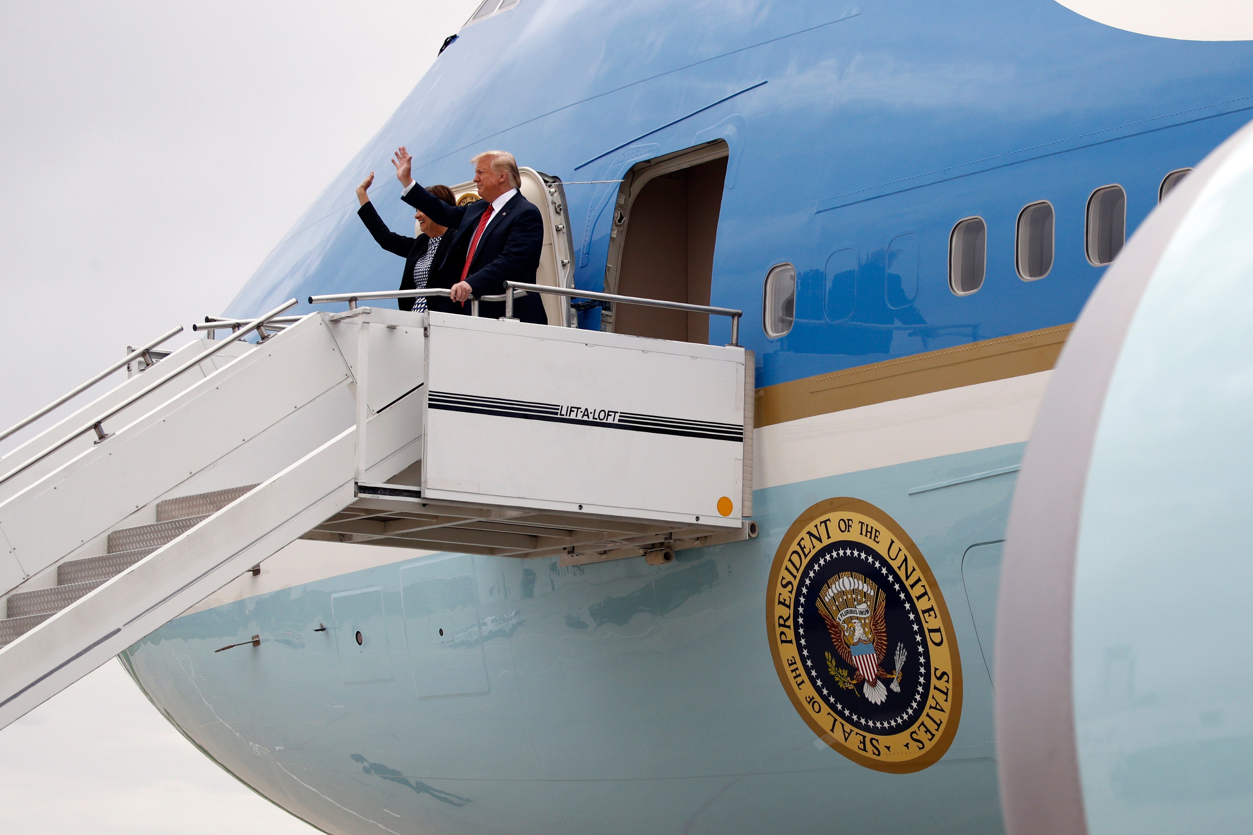 Trump Unveils New Red White And Blue Air Force One Paint Job