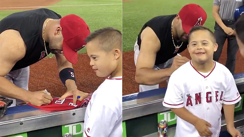 Albert Pujols giving his jersey to this young Cardinals fan 🥺🥺 (via  @BobbySTL1936 on Twitter) 