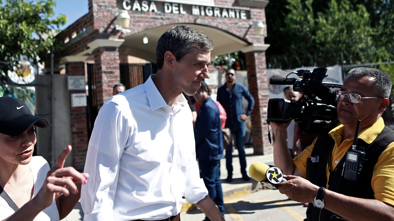 Beto O'Rourke travels across Mexico border, meets with asylum seekers