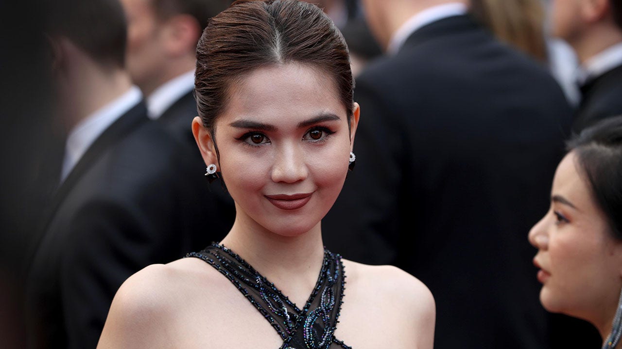 Hollywood actress wows Cannes with Vietnamese dress - VnExpress