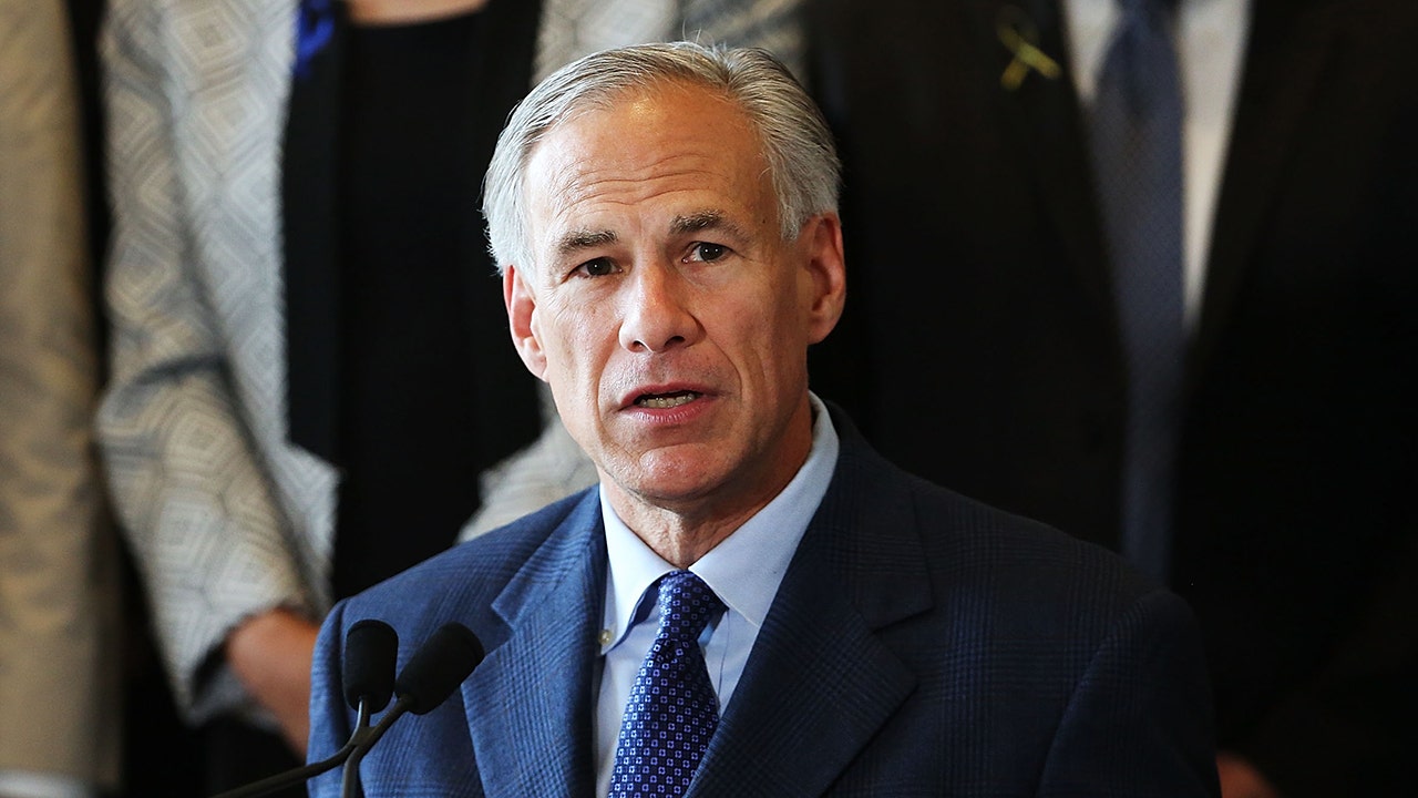 Texas Governor Abbott attacks liberal California in New York in an annual speech