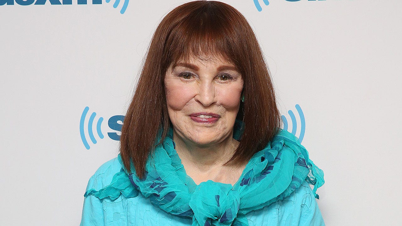 Gloria Vanderbilt, model, fashion designer and mother to Anderson Cooper,  dead at 95