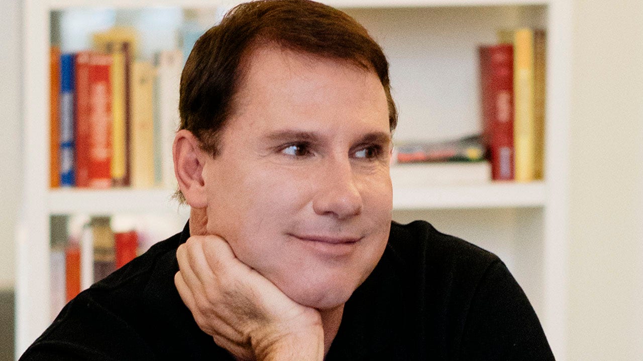 Nicholas Sparks, author of 'The Notebook,' apologizes for alleged ban