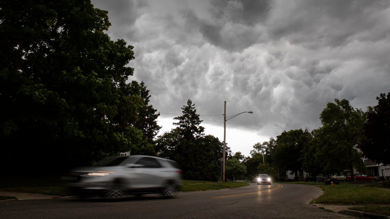 Severe storms leave hundreds of thousands without power across