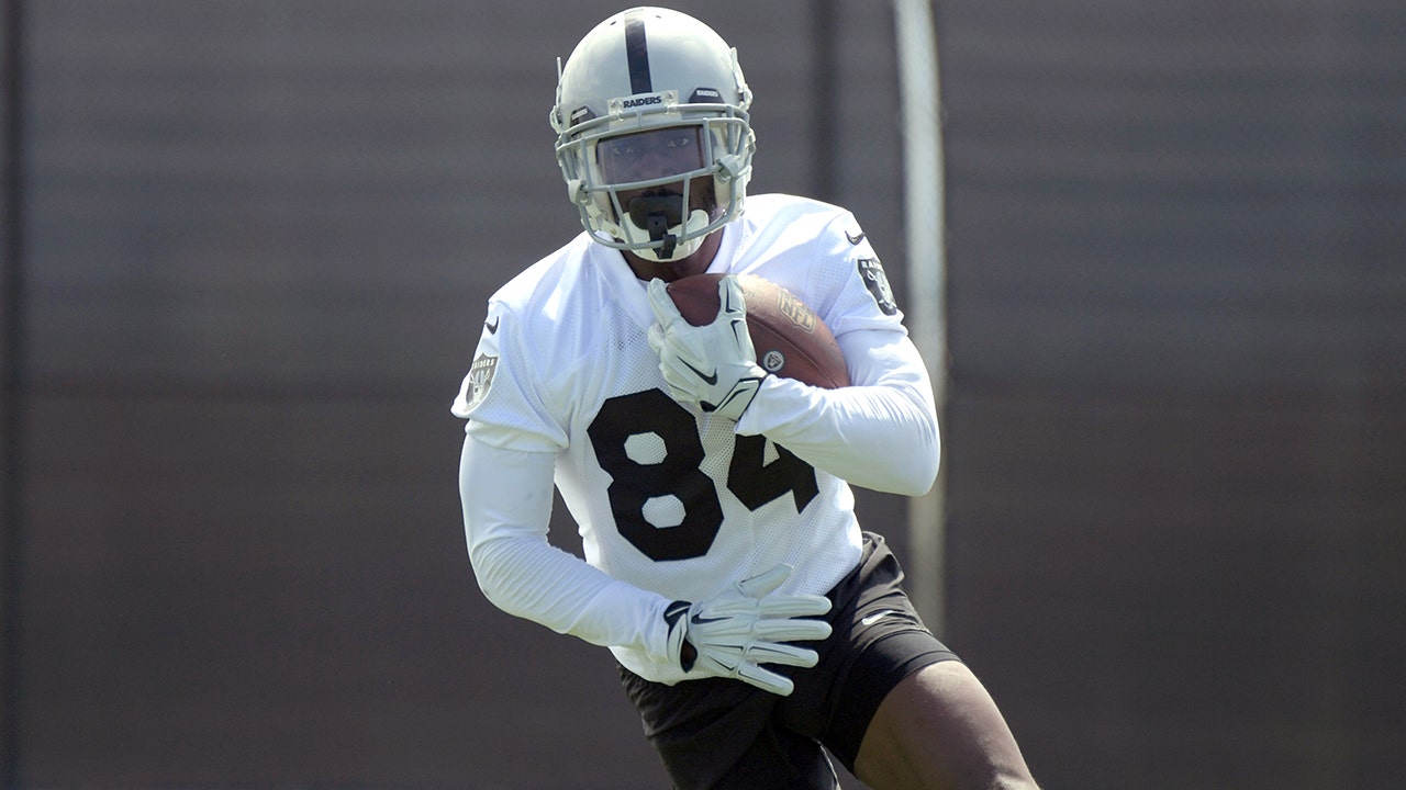 Raiders' Antonio Brown threatens to quit football over new helmet: reports