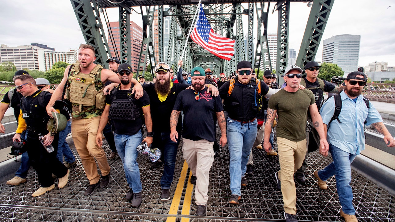 Fights break out as dueling protests clash in Portland, federal